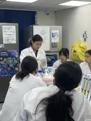 Advisor Venus on lab technique