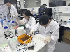 Casting a gel, three sets of hands