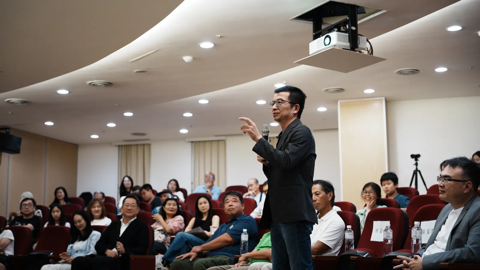 Prof. Chen, Wen-Liang addressing a full lecture theatre.
